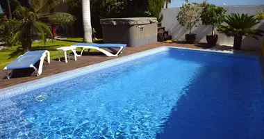 Villa  mit Schwimmbad, mit Garage, mit Garten in Adeje, Spanien