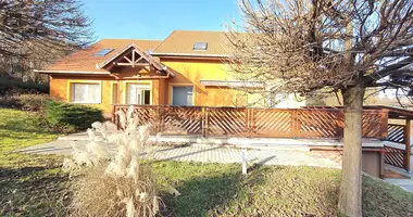 8 room house in Budakalasz, Hungary