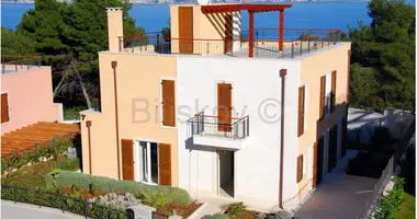 Villa 4 rooms in Splitska, Croatia