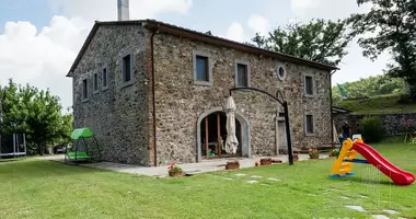 Commercial property 320 m² in Lajatico, Italy