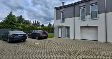 Mieszkanie 4 pokoi w Poznań, Polska