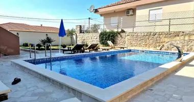 5-Schlafzimmer-Villa mit Parkplatz, mit Möbliert, mit Klimaanlage in Montenegro