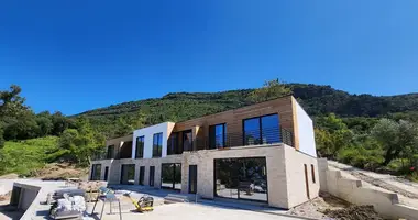 Wohnungen auf mehreren Ebenen 3 Schlafzimmer in Tivat, Montenegro
