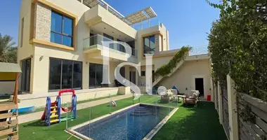 Villa 5 bedrooms with Balcony, with Security, with Covered parking in Dubai, UAE