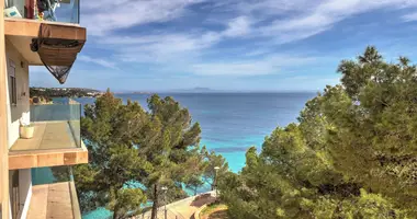 4 bedroom apartment in Palmanova, Spain