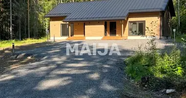 Villa 2 bedrooms in good condition, with Fridge, with Stove in Paelkaene, Finland