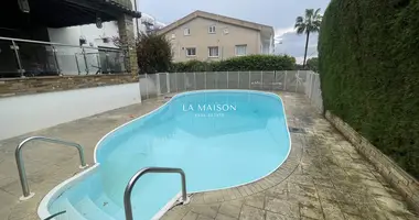 Maison 4 chambres avec Climatiseur, avec Piscine, avec Jardin dans Lakatamia, Bases souveraines britanniques