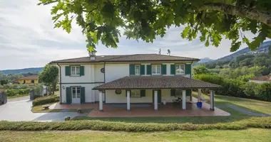 Villa 5 bedrooms in Lucca, Italy