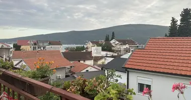 Квартира с парковкой, с балконом, с видом на море в Баошичи, Черногория