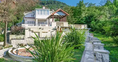 Villa 6 Zimmer mit Balkon, mit Möbliert, mit Klimaanlage in Kavac, Montenegro