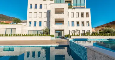Apartamento 4 habitaciones en Montenegro