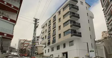 Apartamento 4 habitaciones con balcón, con estacionamiento, con con reparación en Altindag, Turquía