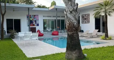 Villa 4 bedrooms with parking, with Furnitured, with Air conditioner in Phuket, Thailand