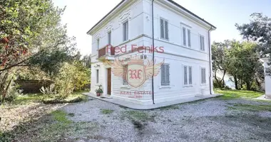 Villa 4 bedrooms in Livorno, Italy