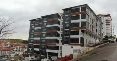 Apartamento 4 habitaciones con balcón, con estacionamiento, con con reparación en Altindag, Turquía