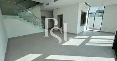 Townhouse 4 bedrooms with Balcony, with Security, gym in Dubai, UAE