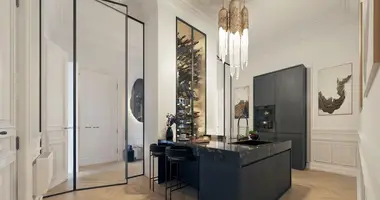 5 bedroom apartment in Metropolitan France, France