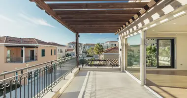 Mieszkanie 5 pokojów w Kumbor, Czarnogóra