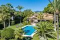 Дом 10 комнат  Estepona, Испания