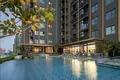 Wohnkomplex High-rise residence with a swimming pool and lounge areas in a posh neighborhood of Bangkok, Thailand