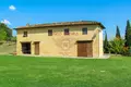 Commercial property 870 m² in Arezzo, Italy