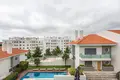 Complejo residencial Moradia T3 Renovada em Condomínio com Piscina – Monte Estoril