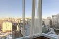Квартира с панорамными окнами и дизайнерским ремонтом в центре Москвы