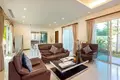 Villa de tres dormitorios 642 m² Phuket, Tailandia