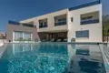 5 bedroom villa 350 m², All countries