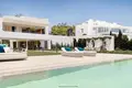 4-Schlafzimmer-Villa 3 055 m² Estepona, Spanien