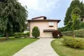 Villa 7 Zimmer 320 m² Montano Lucino, Italien