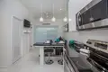 2 bedroom condo 6 667 m² West Bay, Honduras
