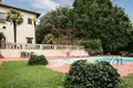 Commercial property 2 200 m² in Florence, Italy