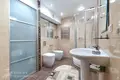 Сдаётся просторная 3-комнатная квартира в кирпичном доме.
