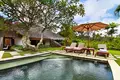 2 bedroom Villa 283 m² Kerobokan Kelod, Indonesia