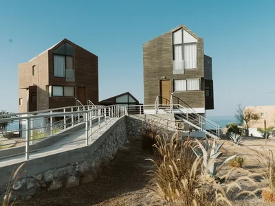 Apartamentowiec EG-114 Wadi Jebal is a cliffside residential project in Soma Bay