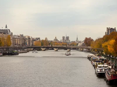В Париже рекордно упали цены на недвижимость. Почему?