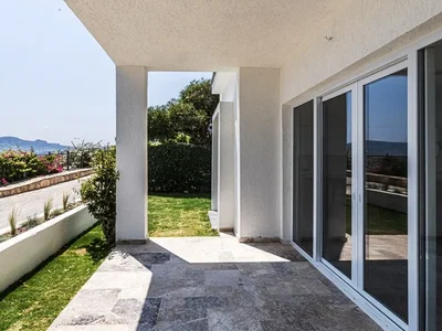 Willa Three bedroom villa with direct sea views in Gundogan area.