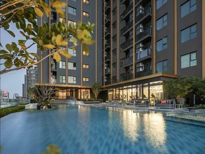 Complexe résidentiel High-rise residence with a swimming pool and lounge areas in a posh neighborhood of Bangkok, Thailand