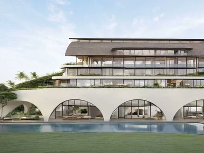 Complexe résidentiel New residential complex with swimming pools, a spa and a restaurant near the ocean, Pererenan, Bali, Indonesia