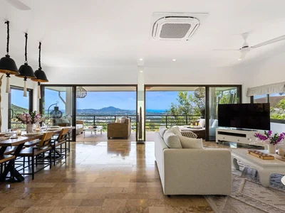 Zespół mieszkaniowy Three-storey villa with a swimming pool and a separate studio, Samui, Thailand