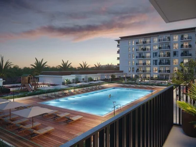 Complejo residencial New residence Hamilton with a swimming pool and a park, Town Square, Dubai, UAE