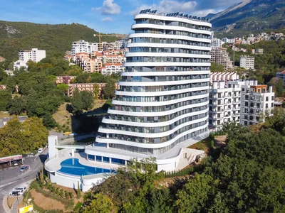 Apartment building SkyLine Resort
