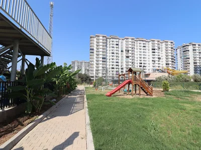 Wohngebäude Wohnung in einer Anlage mit Pool in Strandnähe in Mersin Çeşmeli
