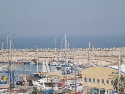 Barrio residencial Avec terrasse calme dans un bel immeuble bonne occasion dans rue calme endroit calme proche de la mer vue sur la mer agreable spacieux bel appartement en bon etat projet de qualite