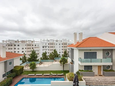 Residential complex Moradia T3 Renovada em Condomínio com Piscina – Monte Estoril