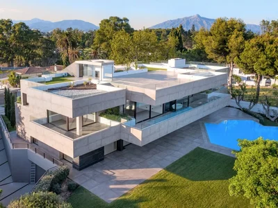 A € 3,495,000 house should look like this. We found some expensive but very beautiful villas in Spain