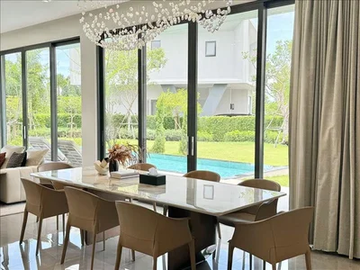 Zespół mieszkaniowy Complex of villas with a swimming pool, a park and a lake near the beach and a yacht club, Pattaya, Thailand