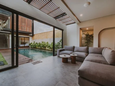 Zespół mieszkaniowy New guarded complex of villas near the ocean, Bali, Indonesia