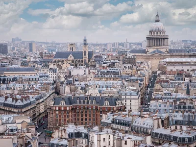 «Позволить себе жить в столице почти невозможно». Сколько нужно зарабатывать, чтобы купить небольшую квартиру в Париже? 